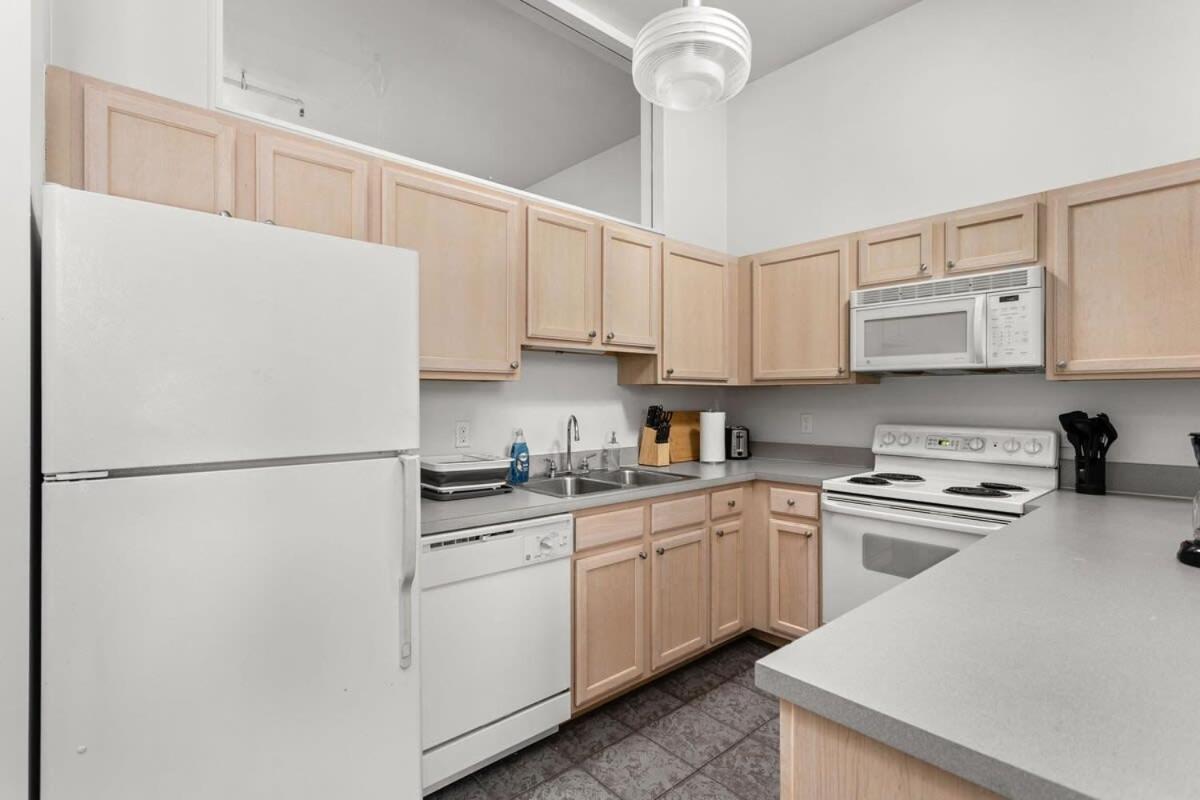 Modern Downtown Apartment 2Br 2Ba By Cozysuites インディアナポリス エクステリア 写真