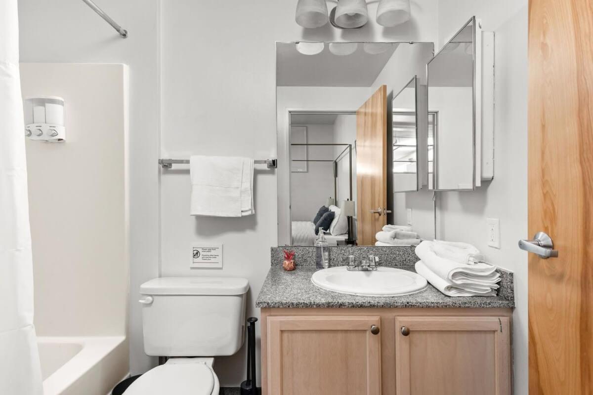 Modern Downtown Apartment 2Br 2Ba By Cozysuites インディアナポリス エクステリア 写真
